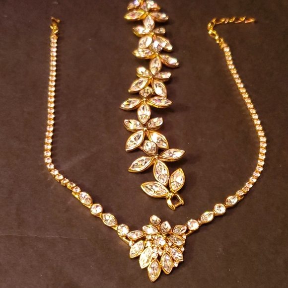 ๐Beautiful Gold/Crystal Bracelet & Necklace Set๐ - Picture 7 of 7